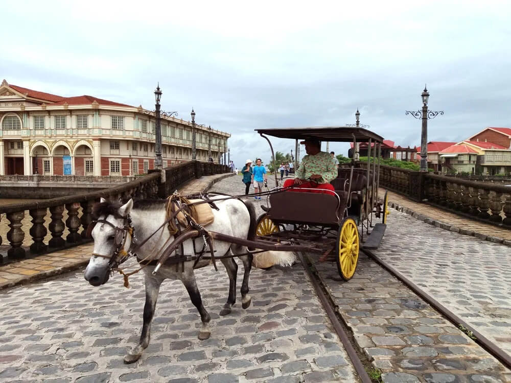 Las Casas Filipinas de Acuzar kalesa ride