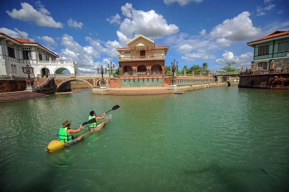 Las Casas Filipinas de Acuzar kayak