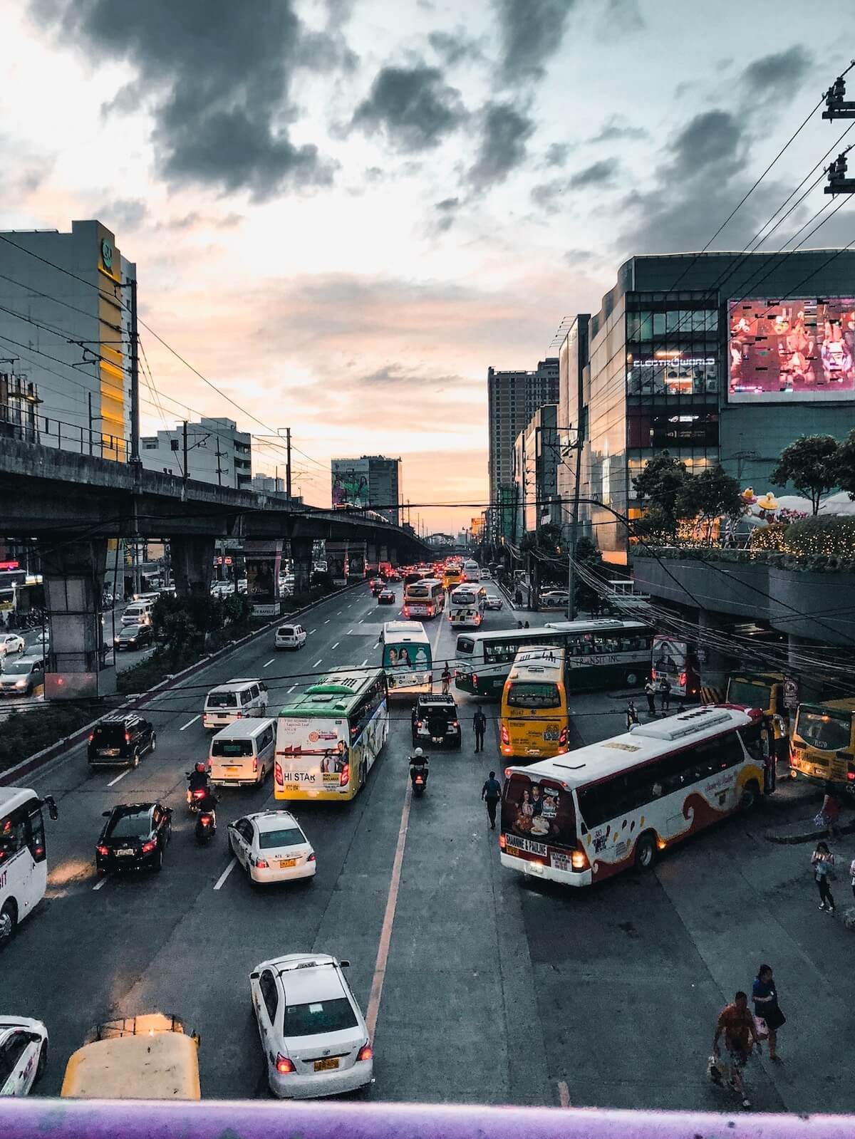 Use Tagalog words and phrases when commuting in Manila
