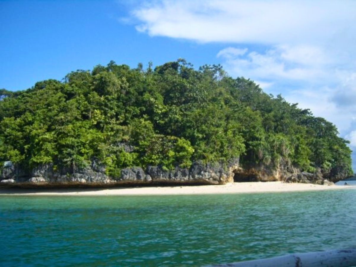 Hundred Islands beach