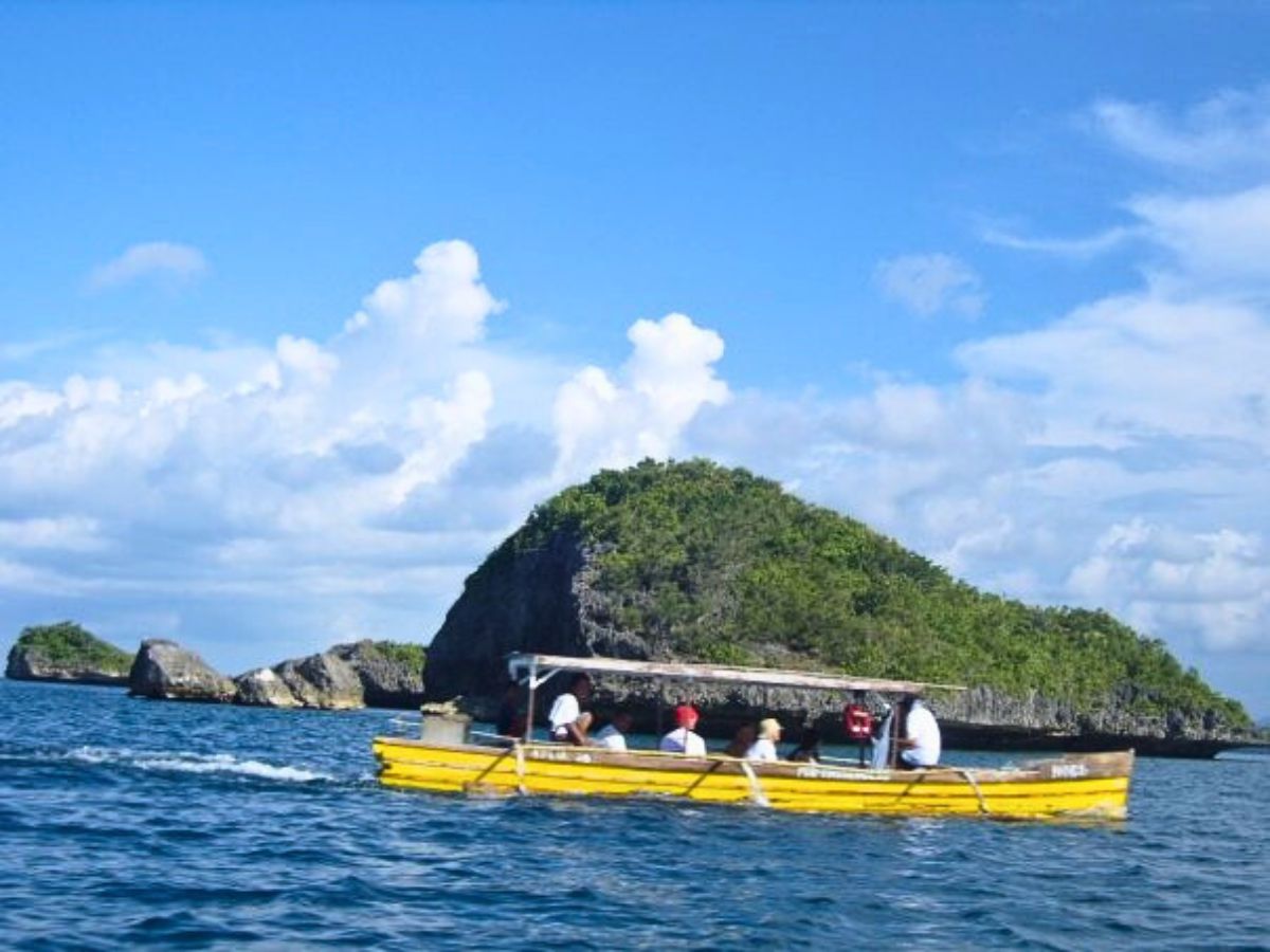 Hundred Islands island hopping