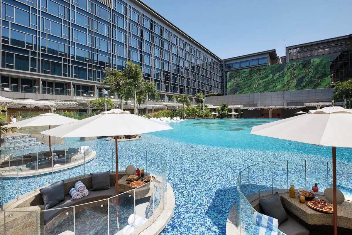 Hilton Manila pool