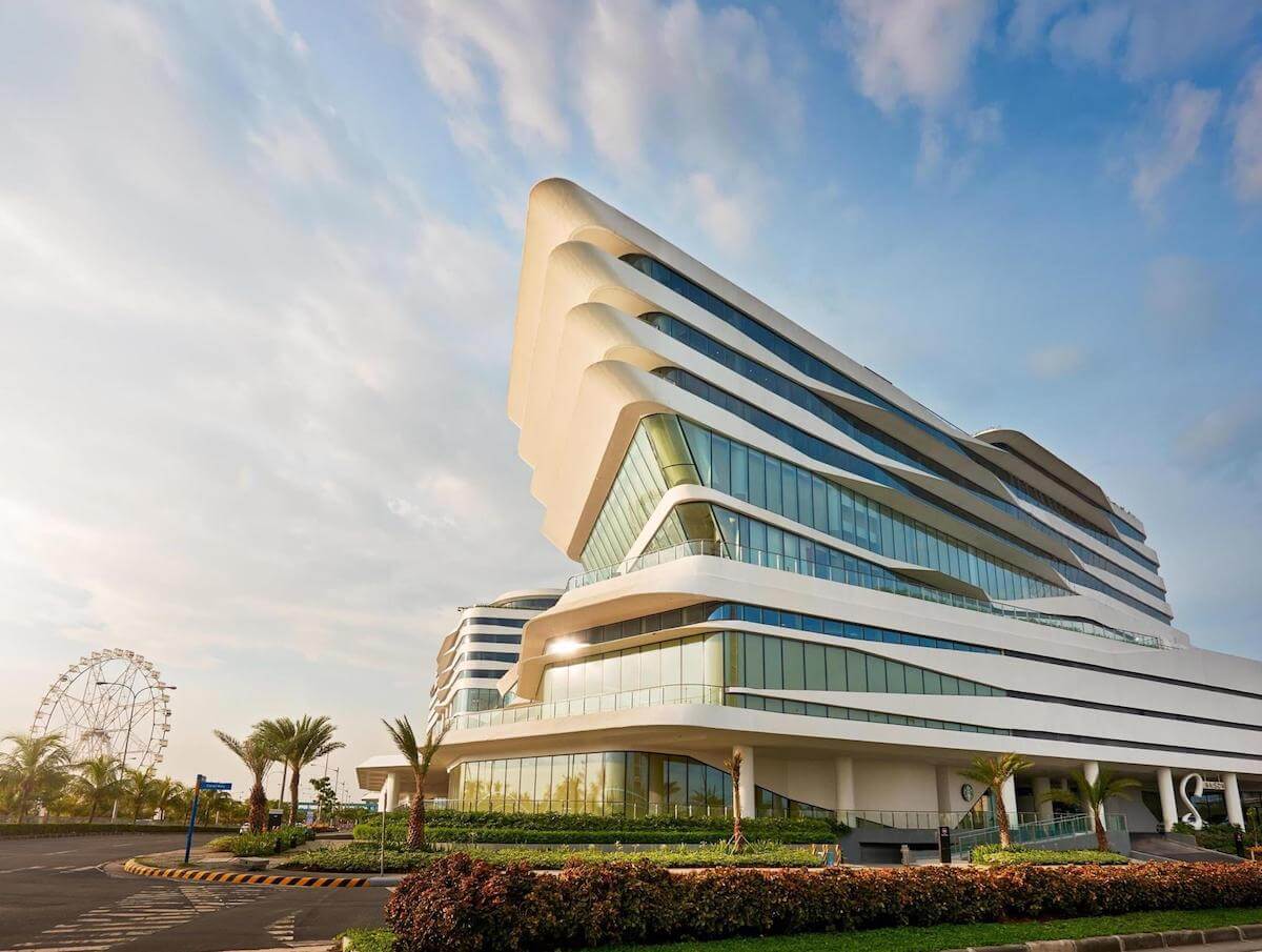 Conrad Manila is one of the best hotels near Mall of Asia (MOA)