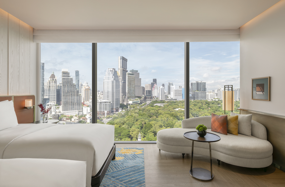 Andaz One Bangkok - Twin-Bed-Park-View-Living-Area