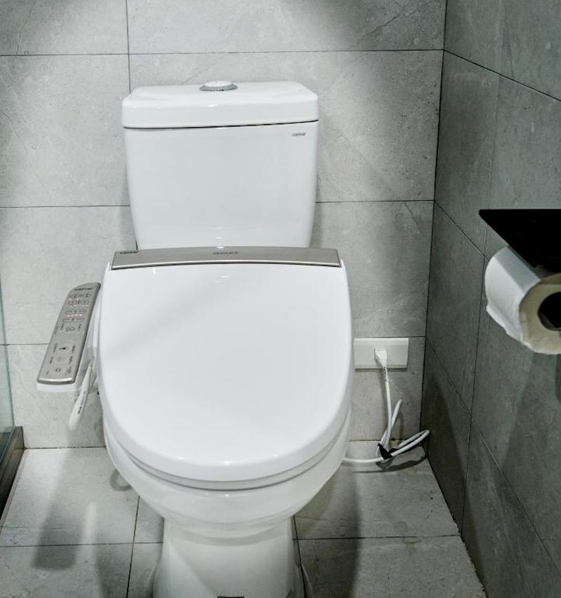 Comma Boutique Hotel - Japanese toilet with bidet