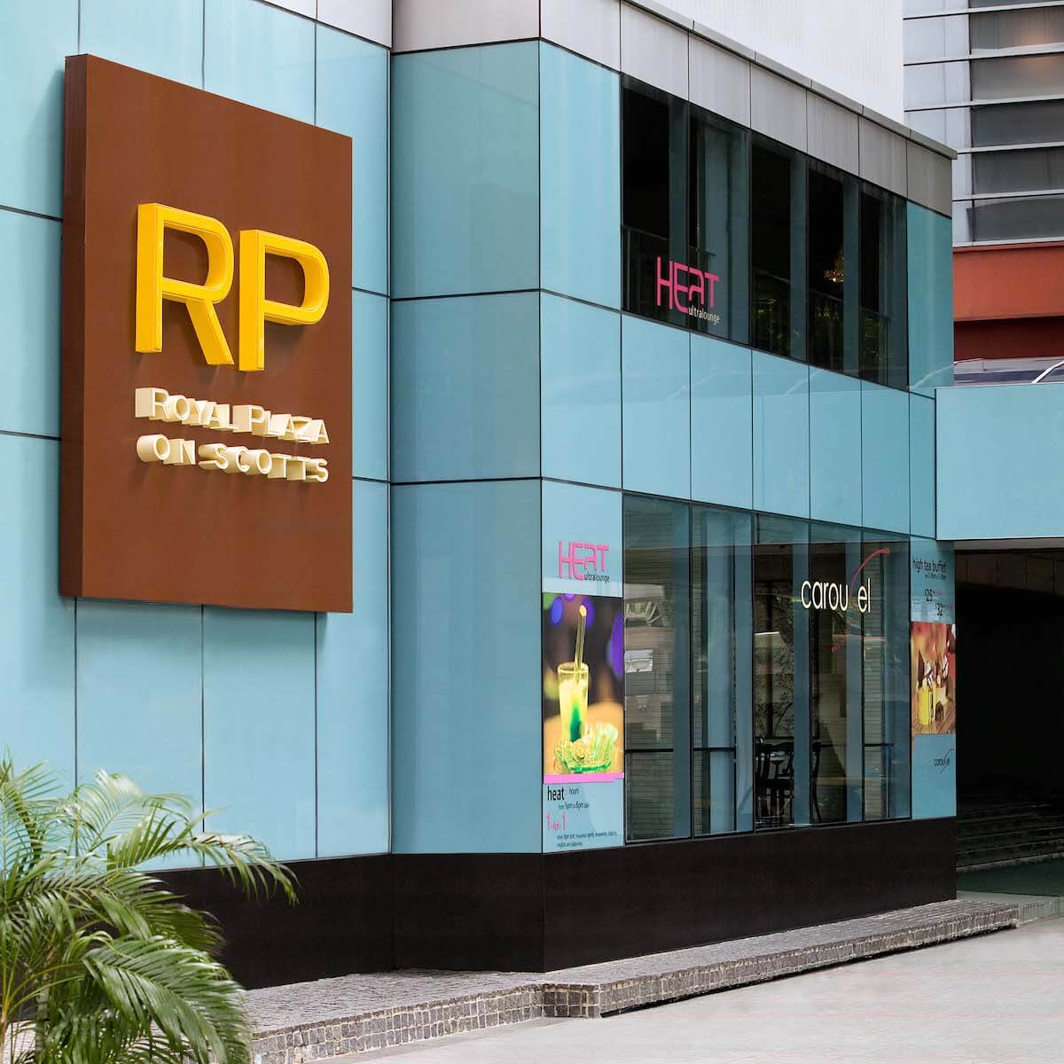 Facade of Royal Plaza on Scotts in 2008