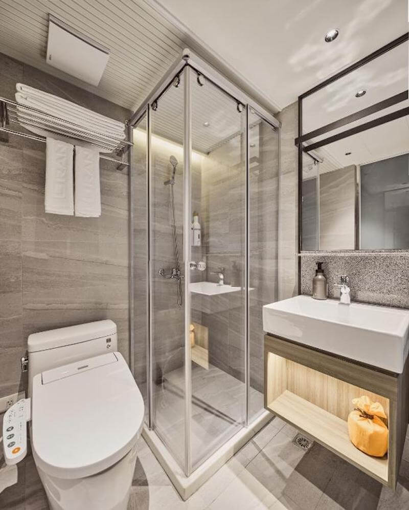 Orange Hotel-Hanzhong bathroom with Japanese bidet