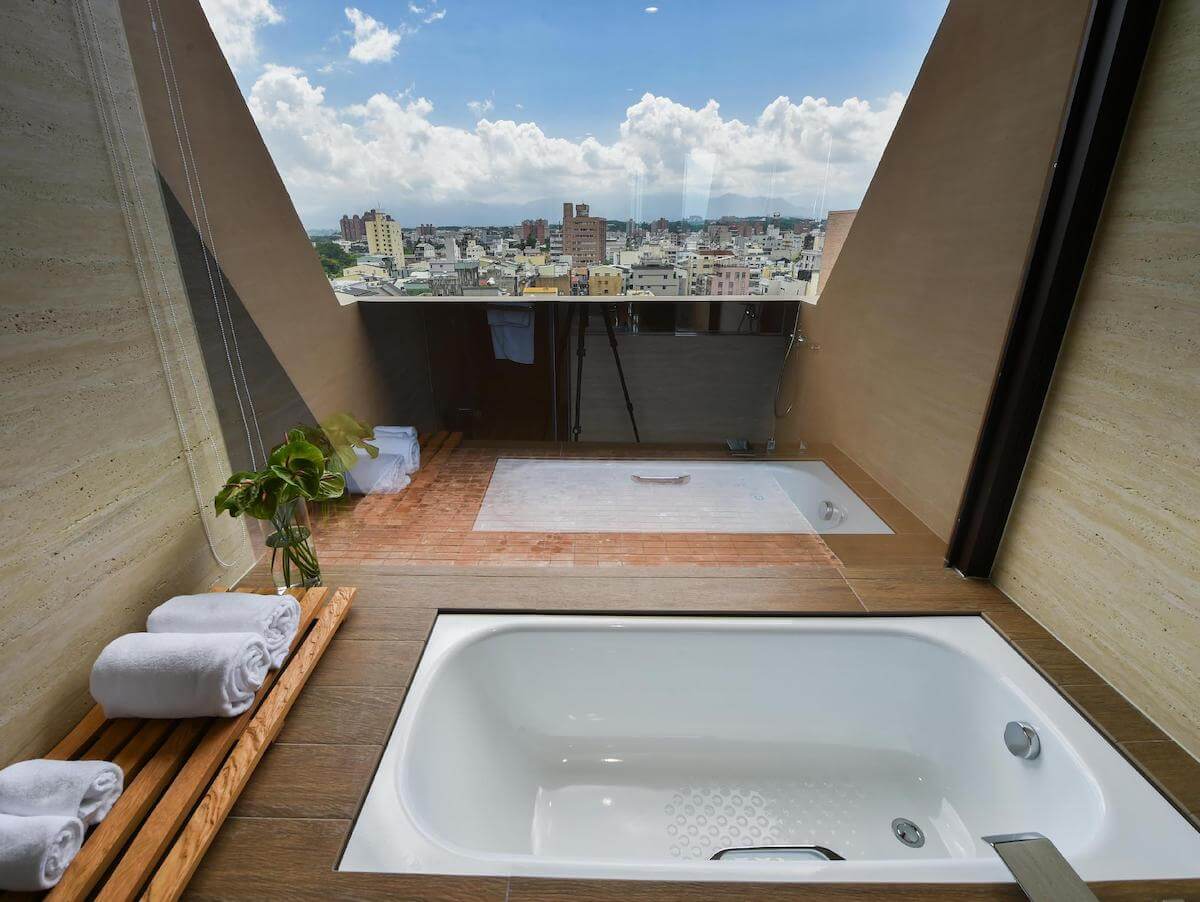 Maison de Chine Hotel Chiayi bathtub with a view
